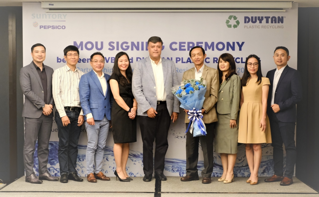 Lễ ký kết thỏa thuận hợp tác cung cấp bao bì tái chế giữa Suntory PepsiCo Việt Nam và Nhựa Tái Chế Duy Tân