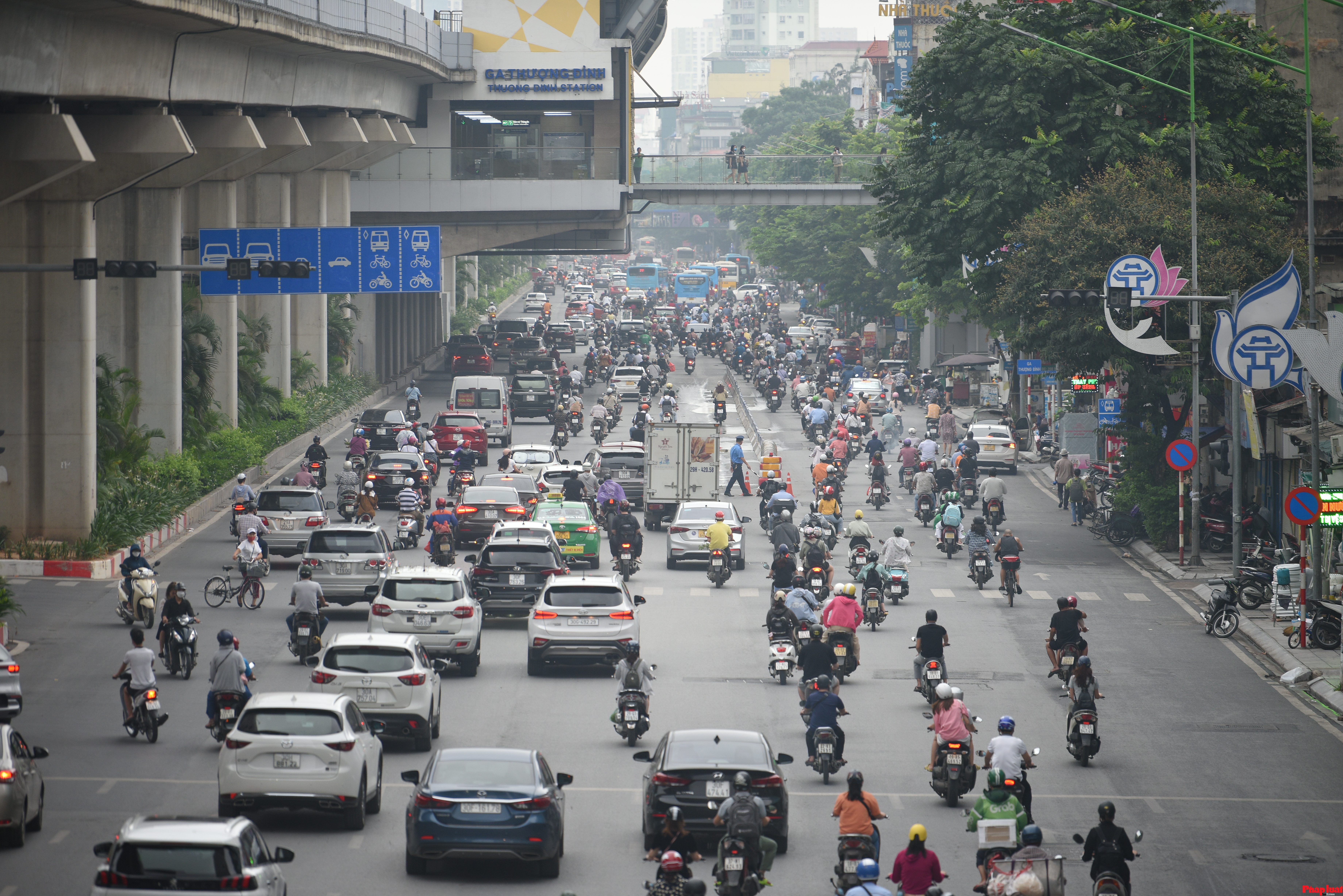 Đường Nguyễn Trãi bắt đầu phân làn cứng cho các phương tiện