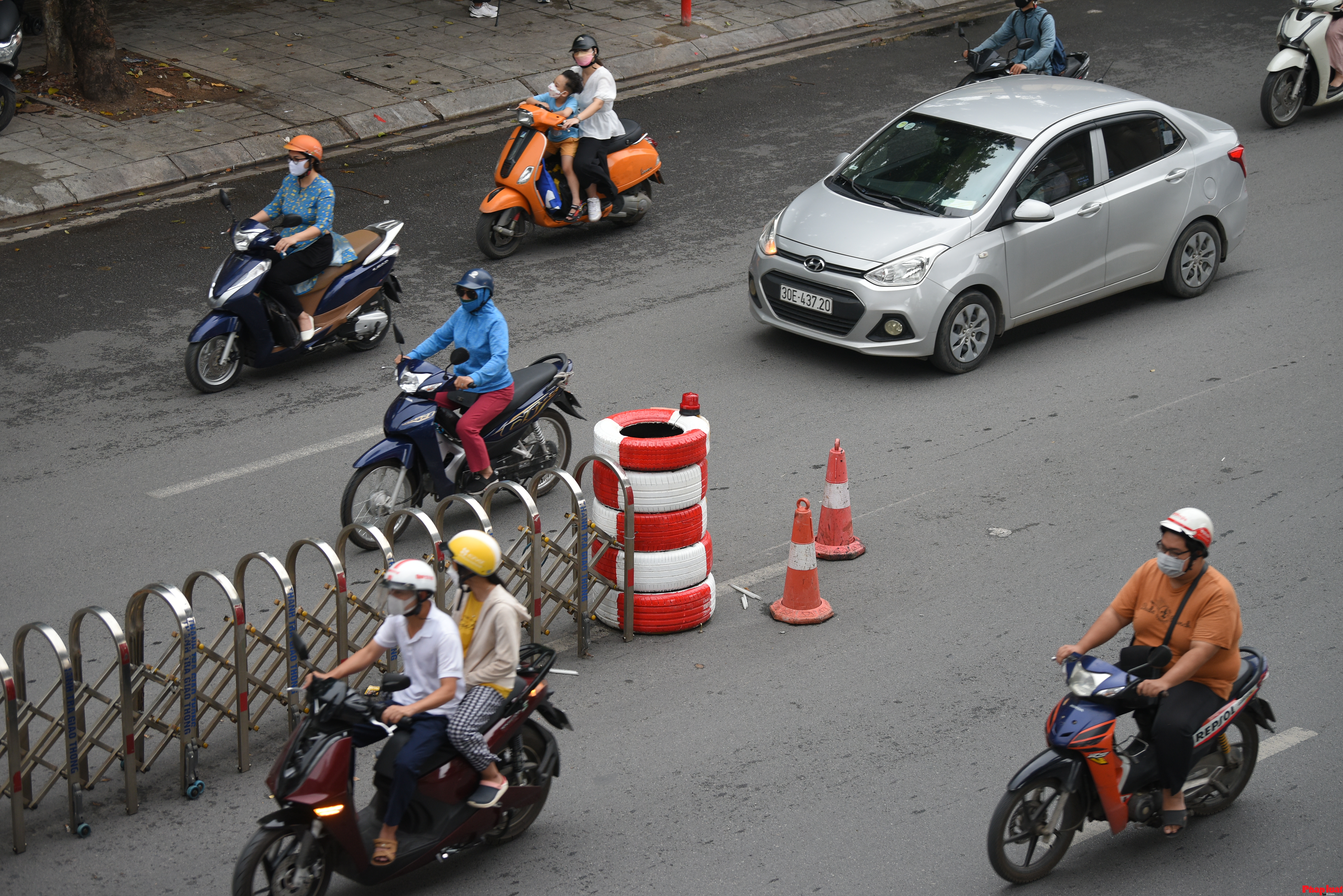 Đường Nguyễn Trãi bắt đầu phân làn cứng cho các phương tiện