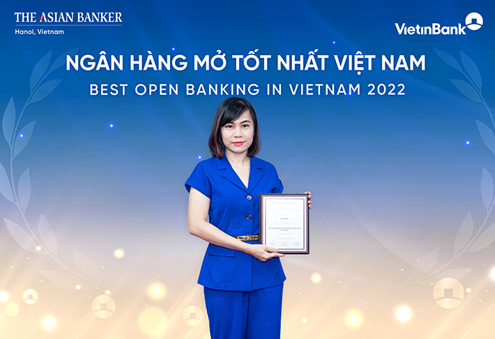 Bà Lê Việt Nga - Trưởng Phòng Thúc đẩy kinh doanh, Trung tâm PTGPTCKH, Khối KHDN đại diện VietinBank nhận giải “Ngân hàng mở tốt nhất Việt Nam”