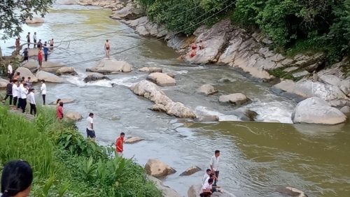 Hai vợ chồng du khách ra suối ở Sa Pa chụp ảnh, bị nước cuốn trôi