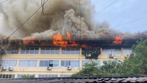 Cháy lớn tại tòa nhà 5 tầng trên đường Trường Chinh