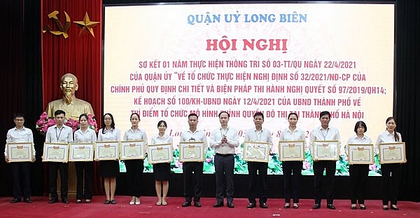 -	Lãnh đao quận Long Biên trao giấy khen cho các tập thể và cá nhân có thành tích thực hiện mô hình thí điểm trên địa bàn quận
