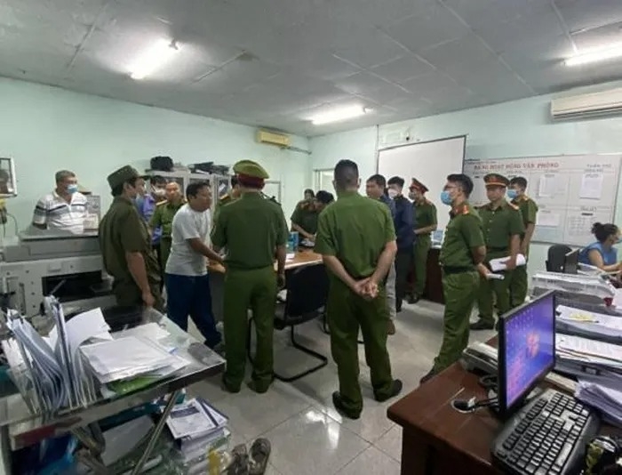 Cảnh sát phối hợp cùng VKSND thị xã Phú Mỹ khám xét Công ty TNHH Xử lý môi trường sạch Việt Nam. Ảnh: Mạnh Khá