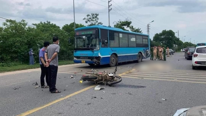 Hà Nội: Va chạm với xe buýt, 2 thanh niên đi xe máy tử vong