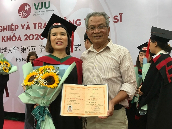 Chị Đỗ Thúy Hà nhận bằng Thạc sĩ ngành Lãnh đạo toàn cầu, trường ĐH Việt – Nhật 	Ảnh M.MIÊN
