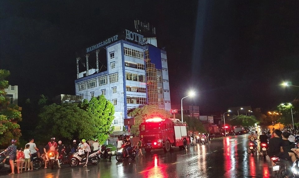 Tòa nhà 6 tầng phía sau của khách sạn Hải Yến bị đổ sập trong đêm. Ảnh: Lao động.