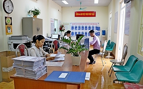 Công chức bộ phận một cửa phường Viên Sơn, thị xã Sơn Tây giải quyết TTHC cho người dân