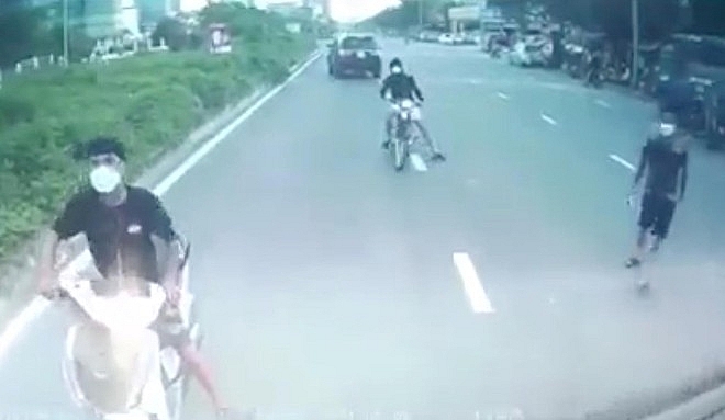 Truy tìm nhóm đối tượng chặn và đập phá xe ô tô trên đường Nguyễn Văn Huyên
