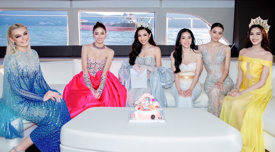 Thuỳ Tiên được “Bà trùm Hoa hậu" tổ chức sinh nhật trên du thuyền triệu đô