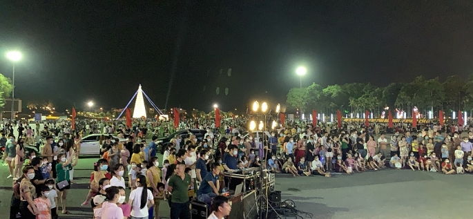 Hoạt động nghệ thuật tối thứ 7 tại quảng trường TP Vĩnh Yên thu hút nhiều du khách