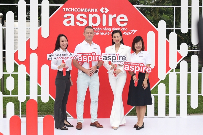 Hoa hậu Hòa bình Quốc tế 2021 Nguyễn Thúc Thùy Tiên (thứ hai từ phải sang) là đại sứ thương hiệu của Techcombank Aspire (1)