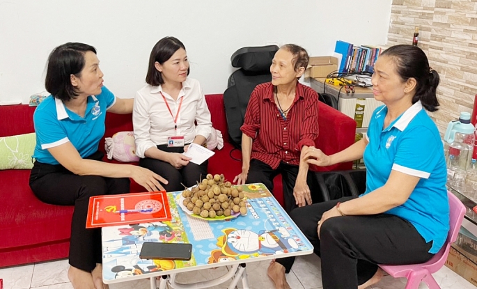 Đại diện Hội Liên hiệp phụ nữ quận Long Biên thăm hỏi, tặng quà gia đình chính sách trên địa bàn
