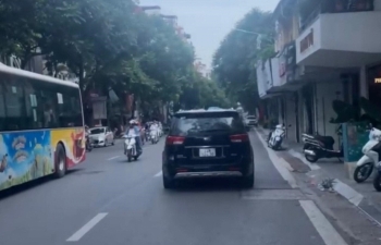 Xử phạt xe ô tô đi ngược chiều trên phố Huế nhờ tin báo của người dân
