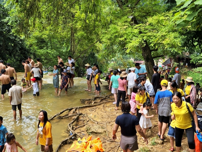 Trải nghiệm thác nước đẹp nhất xứ Thanh