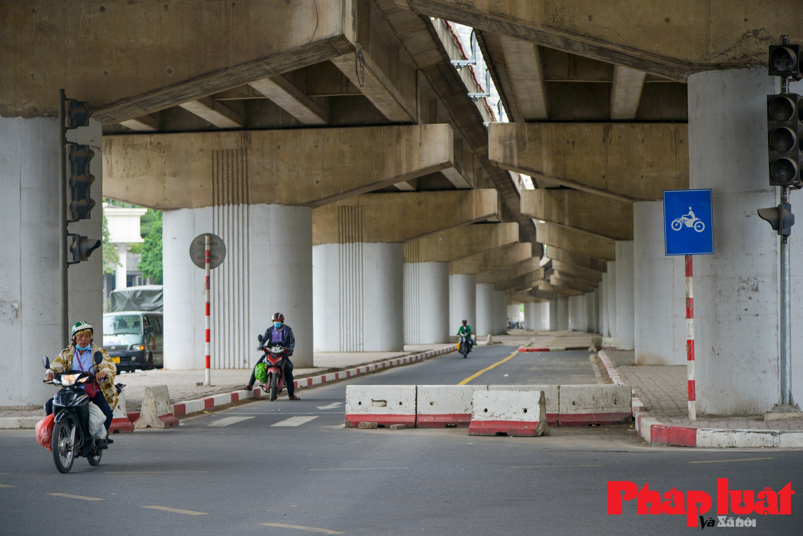 Cận cảnh cầu sắt vượt hồ đầu tiên tại Hà Nội cho xe máy trước ngày thông xe