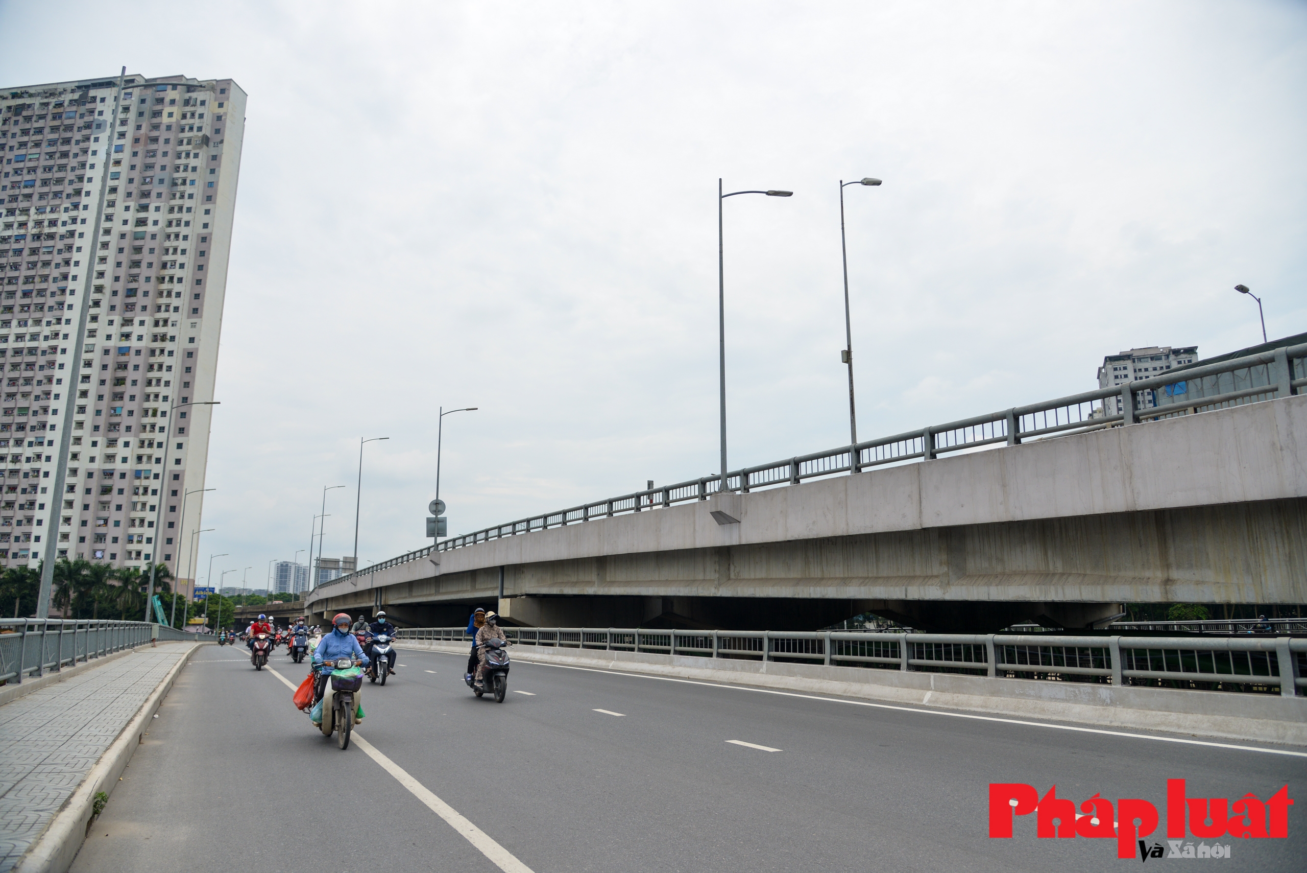 Cận cảnh cầu sắt vượt hồ đầu tiên tại Hà Nội cho xe máy trước ngày thông xe