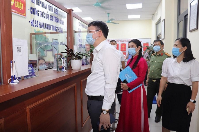 Chủ tịch UBND quận Hai Bà Trưng Nguyễn Quang Trung kiểm tra công tác tại Bộ phận Một cửa phường Bạch Mai  	Ảnh: Linh Nguyễn