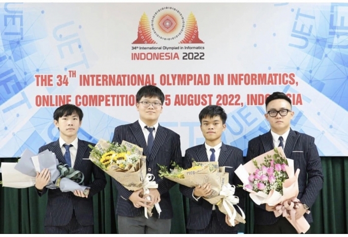 Em Trần Xuân Bắc (thứ hai từ phải sang) giành tấm HCV duy nhất cho Việt Nam tại  Olympic Tin học quốc tế năm 2022