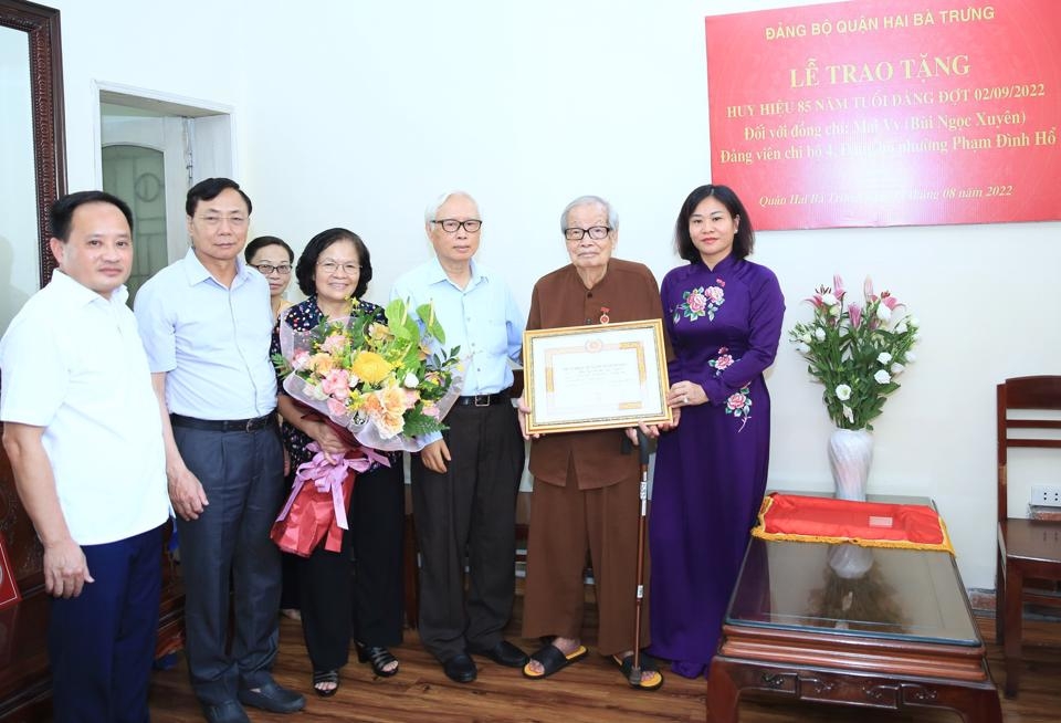 Lãnh đạo thành phố Hà Nội trao tặng Huy hiệu Đảng cho đảng viên lão thành