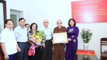 Lãnh đạo thành phố Hà Nội trao tặng Huy hiệu Đảng cho đảng viên lão thành