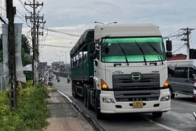 chiếc đầu kéo tiếp vẫn tiếp tục di chuyển hơn 1km bị người dân đuổi theo. 