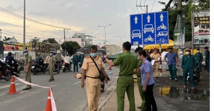 Công an TP Thủ Đức và Đội CSGT Bình Triệu - Phòng CSGT Công an TPHCM có mặt điều tiết giao thông, khám nghiệm hiện trường.