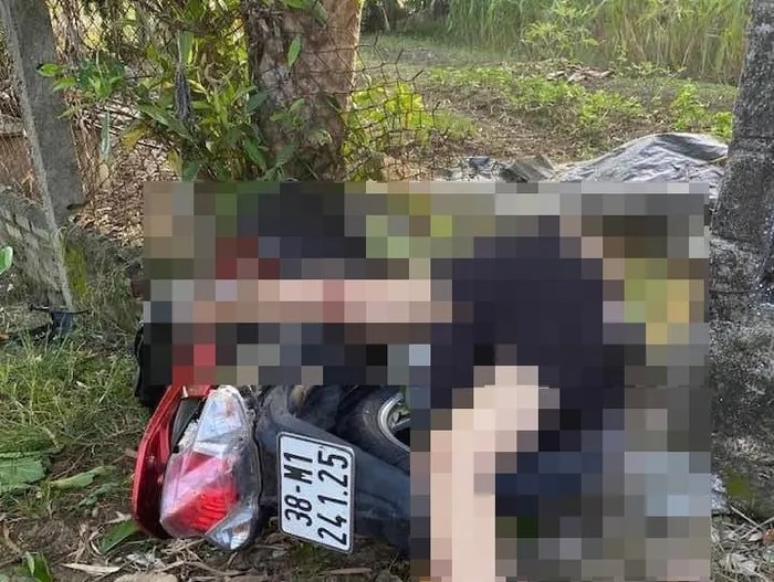 Cô gái trẻ tử vong trên xe máy bên vệ đường