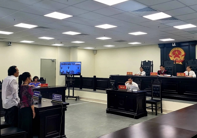 -	Toàn cảnh phiên tòa trực tuyến xét xử vụ án hành chính đầu tiên tại Hà Nội