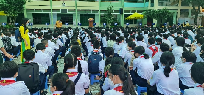 Các em học sinh Trường THCS Nguyễn Du quận Gò Vấp ngày tựu trường