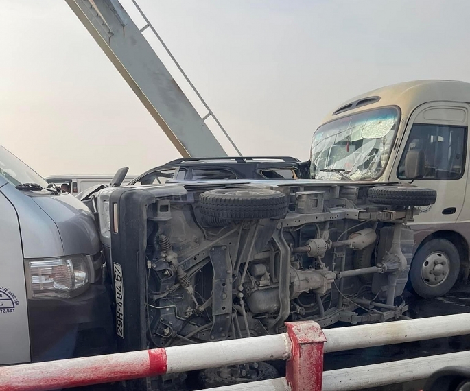 Tai nạn liên hoàn 6 xe ô tô trên cầu Chương Dương