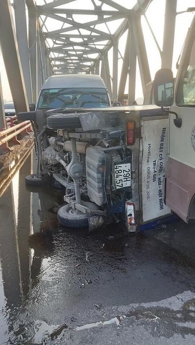 Tai nạn liên hoàn 6 xe ô tô trên cầu Chương Dương