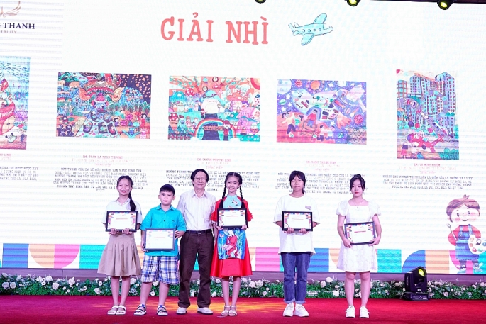 Ông Nguyễn Hữu Hạnh trưởng ban chấm giải trao giải Nhì cho các thí sinh