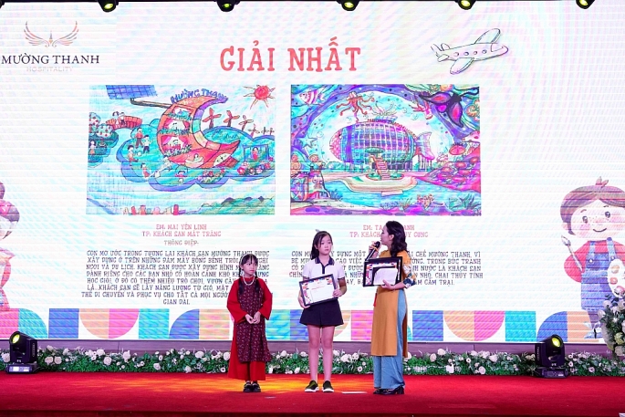 Bà Lê Thị Hoàng Yến trao giải nhất cho các thi sinh đạt giải nhất trong cuộc thi Du lịch cùng Mường Thanh - Kì nghỉ mơ ước