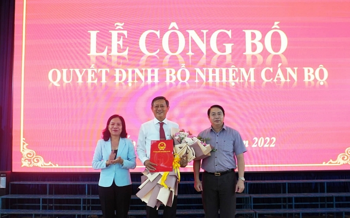 Tân Trưởng phòng Phòng GDĐT quận Gò Vấp nhận Quyết định và hoa chúc mừng từ lãnh đạo UBND quận