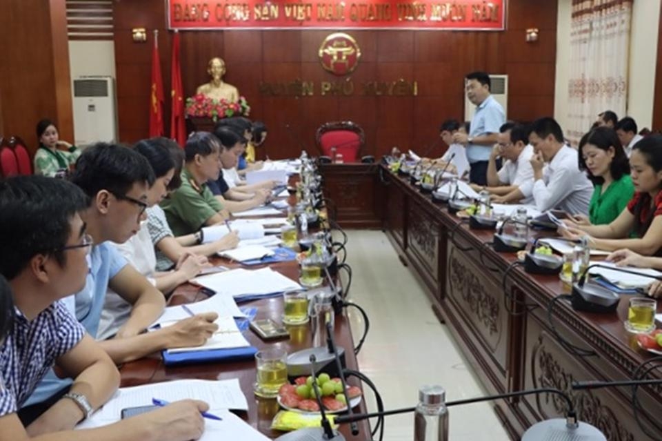 Phó Chủ tịch UBND huyện Phú Xuyên Nguyễn Mạnh Huy báo cáo tại cuộc kiểm tra