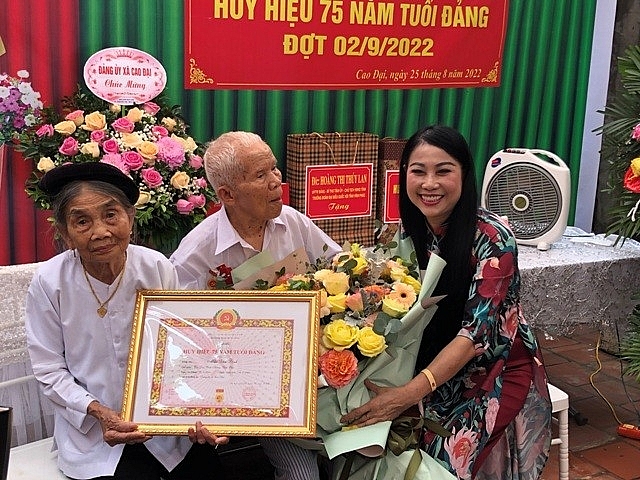 Vĩnh Phúc: Trao tặng Huy hiệu 75 năm tuổi Đảng cho các đảng viên lão thành