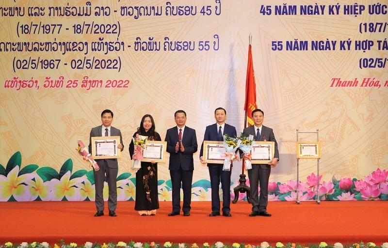 Ông Văn Xay Pheng Xum Ma thừa ủy quyền của Chủ tịch nước Cộng hòa dân chủ nhân dân Lào trao tặng Huân chương phát triển hạng nhất cho cán bộ và nhân dân tỉnh Thanh Hóa