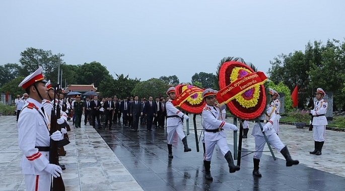 Đoàn đại biểu cấp cao hai tỉnh Thanh Hóa - Hủa Phăn đã đến dâng hương tại Nghĩa trang liệt sỹ Hàm Rồng