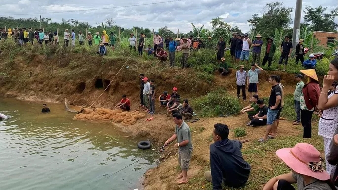 Hai anh em sinh đôi tử vong dưới hồ nước gần nhà