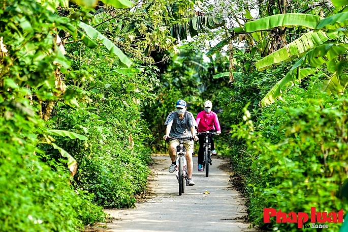 Khám phá Hà Nội bằng xe đạp là trải nghiệm đáp ứng được nhu cầu của nhiều đối tượng du khách khác nhau. Ảnh Khánh Huy