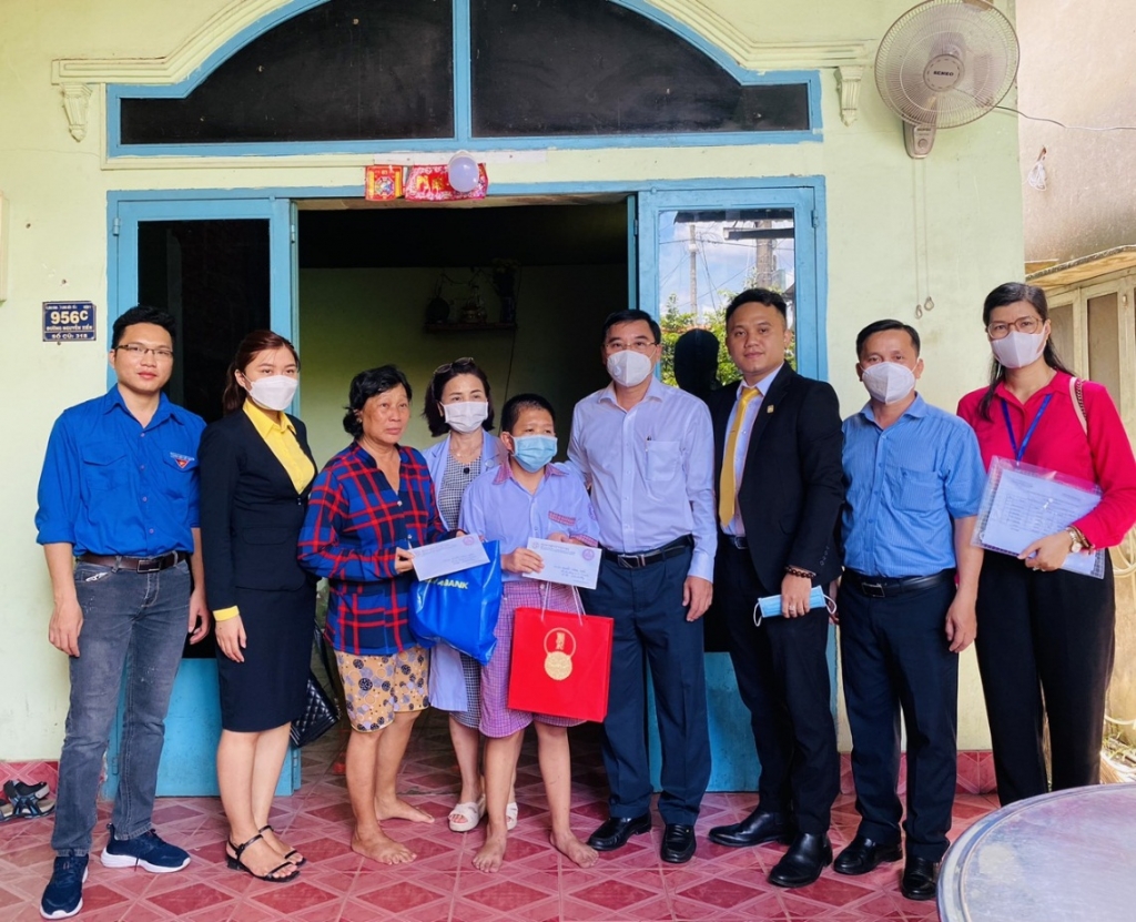 Bệnh viện Lê Văn Việt thăm, tặng quà cho trẻ em trong dịp Tết Trung thu