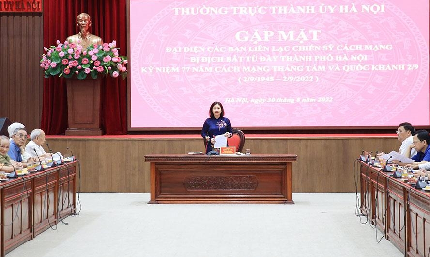 Phó Bí thư Thường trực Thành ủy Hà Nội Nguyễn Thị Tuyến phát biểu tại buổi gặp mặt.