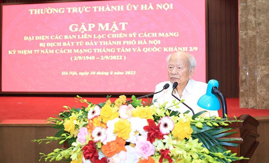 Thiếu tướng Huỳnh Đắc Hương, Trưởng ban Đại diện Ban Liên lạc chiến sĩ cách mạng bị địch bắt tù đày thành phố Hà Nội phát biểu tại buổi gặp mặt.