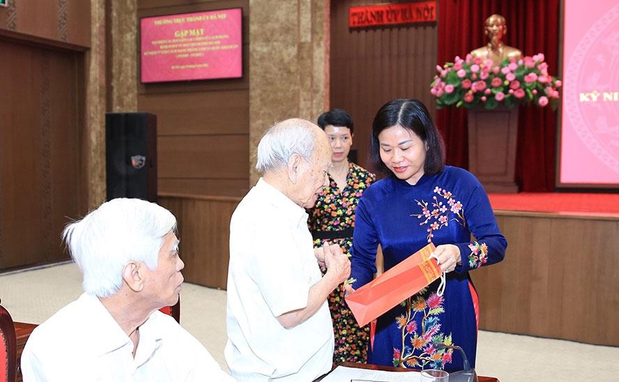 Thường trực Thành ủy Hà Nội gặp mặt đại diện các Ban liên lạc chiến sĩ cách mạng bị địch bắt tù đày