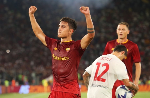 AS Roma thắng tưng bừng để vươn lên ngôi đầu tại Serie A