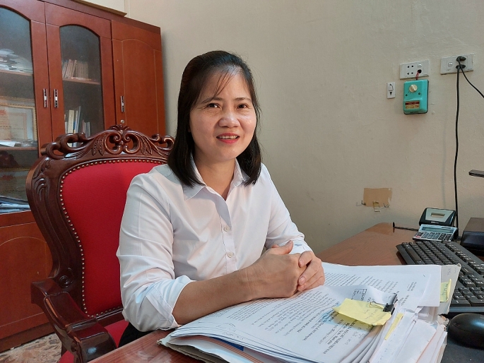 Bà Nguyễn Thị Thu Thủy, Phó Chánh án TAND huyện Thạch Thất trao đổi với PV