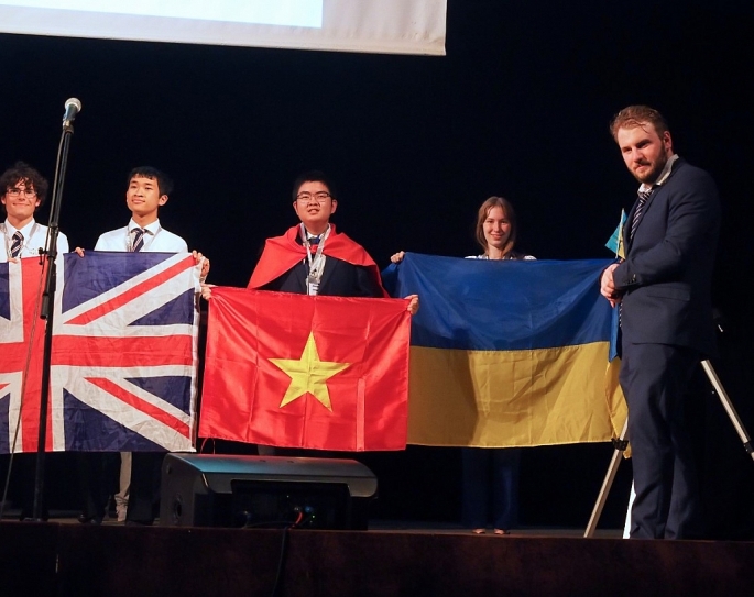Em Bùi Gia Nhật Minh nhận HCB Olympic quốc tế Thiên văn học và Vật lý thiên văn 2022