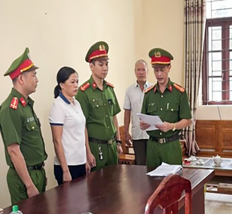Công an huyện Lục Ngạn đọc lệnh bắt tạm giam đối với Khúc Thị Quân.
