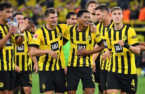 Thắng tối thiểu, Dortmund lên đỉnh Bundesliga